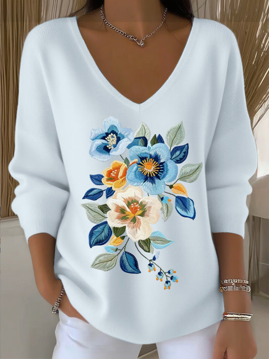 Дамски прекрасен светло син v-neck пуловер с ярка цветна цветна бродерия