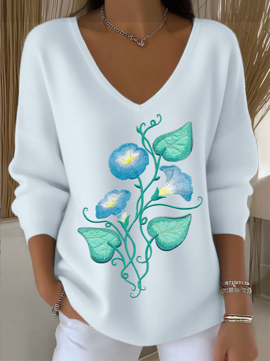 Дамски очарователен светло син v-neck пуловер с прекрасна синя утринна бродерия