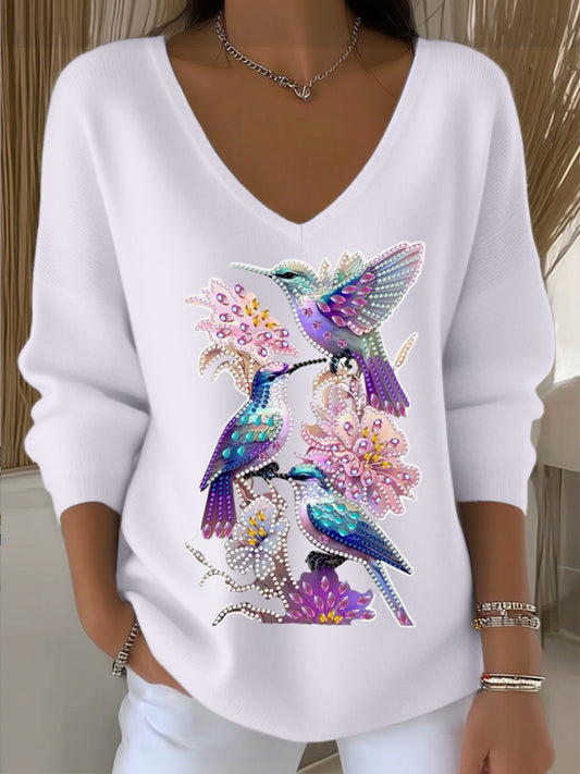 Дамски ослепителен бял v-neck пуловер с жизнен цветен колибри и цветен кристал дизайн